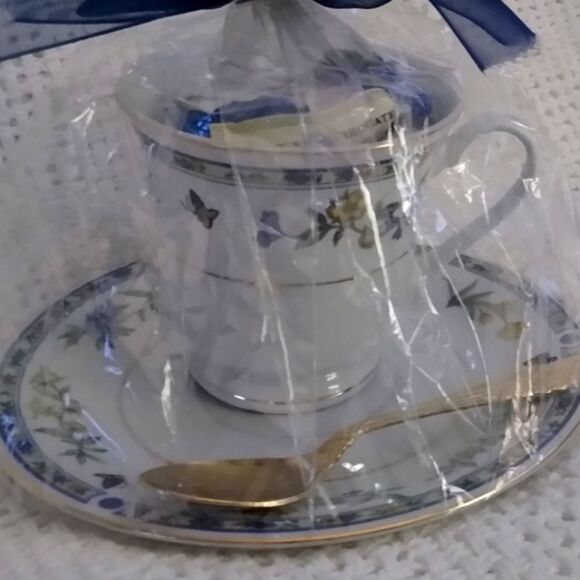 1 Truly Tasteful Tea Cup Sets Wrapped As A Gift - NWT - Picture 4 of 10